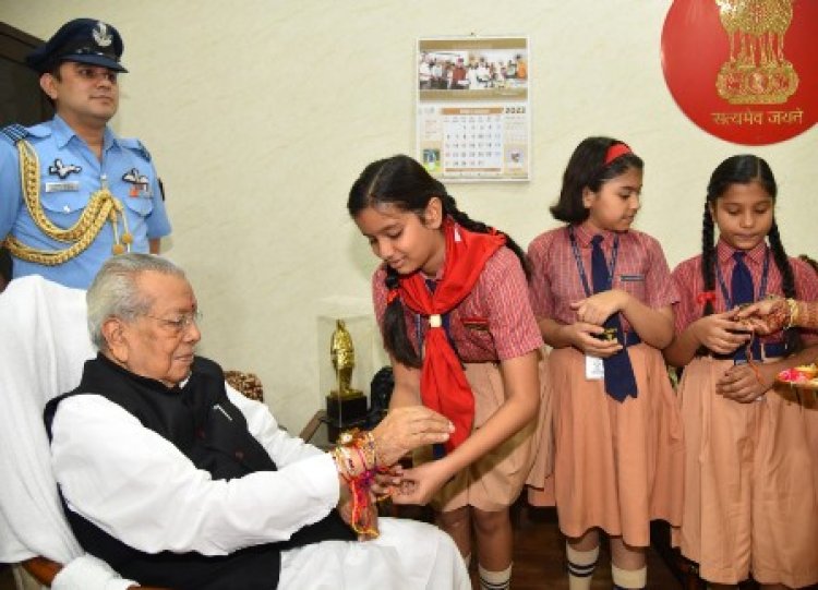 बाल ग्राम और स्कूल की बालिकाओं ने राज्यपाल हरिचंदन को बांधी राखी