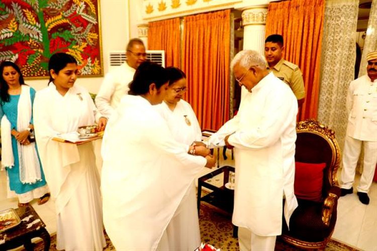 राज्यपाल को बालिकाओं, बहनों ने रक्षासूत्र बांधा