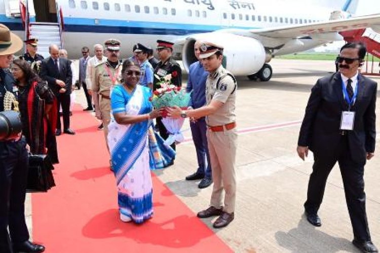 रायपुर महापौर, मुख्य सचिव, पुलिस महानिदेशक, रायपुर कलेक्टर ने विमानतल पर राष्ट्रपति का आत्मीय स्वागत किया