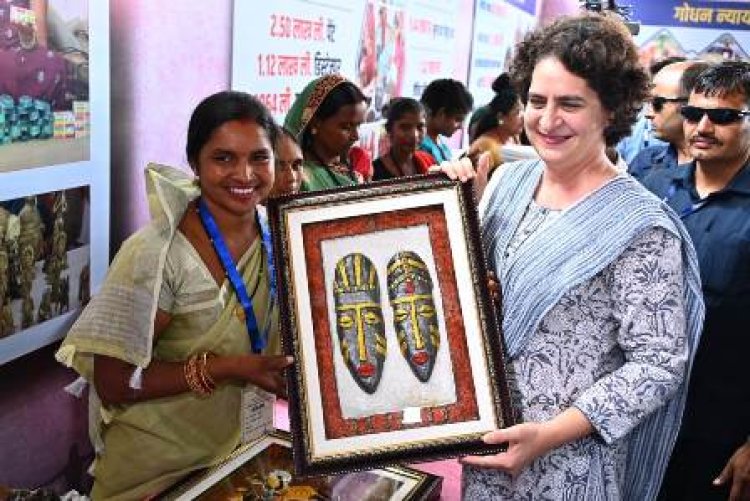 स्व-सहायता समूह की महिलाओं ने श्रीमती गांधी को प्रतीक चिन्ह भेंट किया