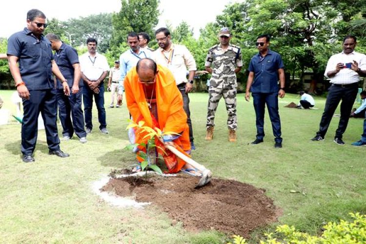 मुख्यमंत्री शिवराज सिंह चौहान ने ओंकारेश्वर में किया पौध-रोपण