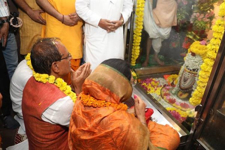 मुख्यमंत्री चौहान ने ज्योतिर्लिंग ओंकारेश्वर और जैन तीर्थ सिद्धवरकूट में दर्शन कर पूजन-अर्चन किया