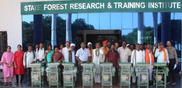 औषधि पादप बोर्ड द्वारा जड़ी-बूटी पीसने के ‘पल्वालाईजर’ मशीन का वितरण