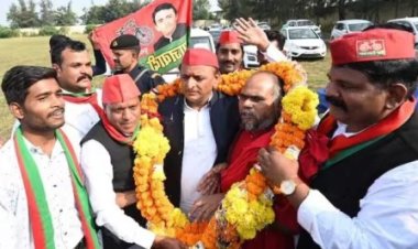 जनसभा करने बुधनी पहुंचे अखिलेश यादव, नहीं मिला कोई सुनने वाला, मां नर्मदा की पूजा अर्चना कर लौटे वापस