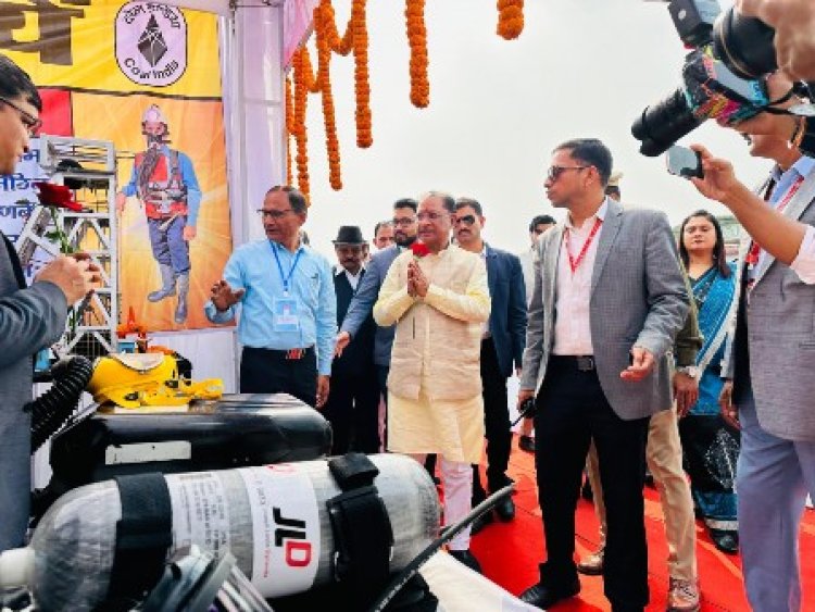 मुख्यमंत्री विष्णु देव साय कोरिया जिले के बैकुंठपुर में आयोजित झुमका जल महोत्सव 2024 में शामिल हुए