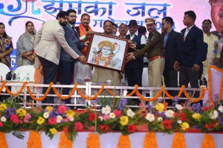 जिला प्रशासन कोरिया द्वारा मुख्यमंत्री विष्णु देव साय को भगवान श्रीराम का छायाचित्र एवं झुमका महोत्सव का प्रतीक चिन्ह भेंट किया गया