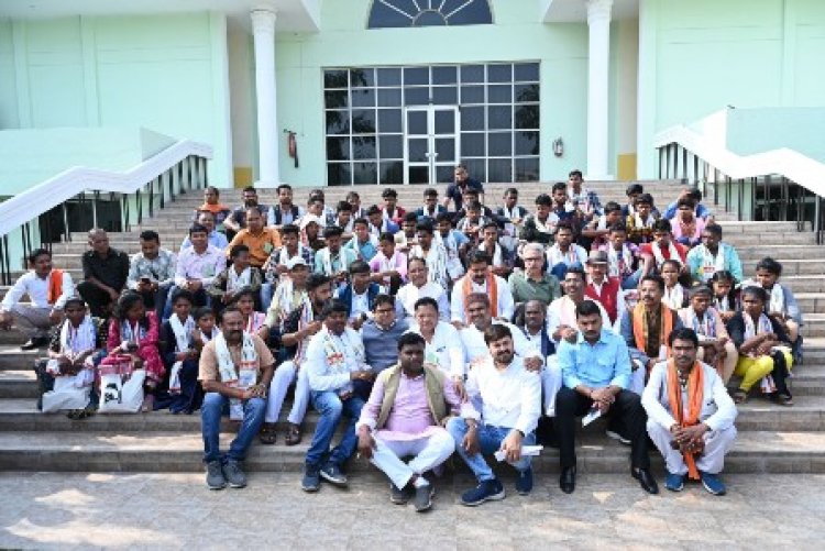 हिड़मा के गांव के लोगों को मुख्यमंत्री ने दिखाया लोकतंत्र का मंदिर