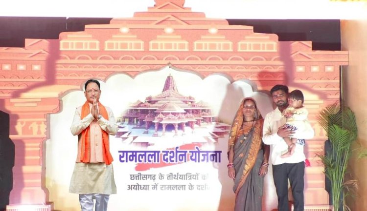 जनसंपर्क विभाग की प्रदर्शनी से राजिम कुंभ मेला आगंतुकों को मिल रही शासकीय योजनाओं की जानकारी