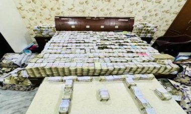 आगरा में जूता कारोबारियों पर इनकम टैक्स का छापा, मिला नोटों का पहाड़