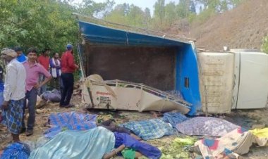 कवर्धा में बडा हादसा, गड्ढे में गिरी पिकअप, 18 लोगों की मौत