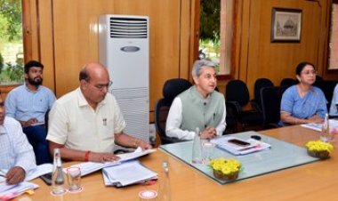 आंगनबाड़ी केन्द्रों पर पेयजल, बिजली एवं स्वास्थ्य पर दें विशेष ध्यान: मुख्य सचिव