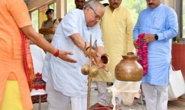 राज्यपाल ने  लक्ष्मीनारायण मंदिर में पूजा अर्चना कर राष्ट्र की खुशहाली और समृद्धि के लिए कामना की