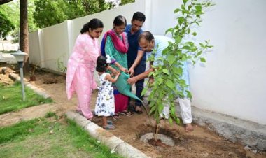 स्‍पीकर देवनानी ने तीन पीढियों ने एक साथ मां के नाम पौधा लगाया