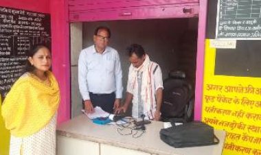 जिला रसद अधिकारी ने किया उचित मूल्य दुकानों का औचक निरीक्षण