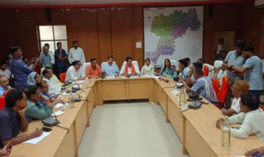 सामाजिक न्याय एवं अधिकारिता मंत्री ने चुरू में अधिकारियों की बैठक लेकर विकास योजनाओं की समयबद्ध क्रियान्विति के दिए निर्देश