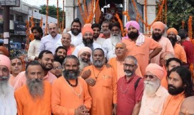 अखाड़ा परिषद ने 13 संतों और महामंडलेश्वरों को निकाला