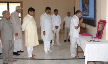 पूर्व मुख्यमंत्री स्व. सुखाडिया की जयंती पर विधान सभा में दी गई पुष्पांजलि स्पीकर देवनानी ने दी पुष्पांजलि सामाजिक प्रगति व परिवर्तन के वाहक थे स्व. सुखाडिया: देवनानी