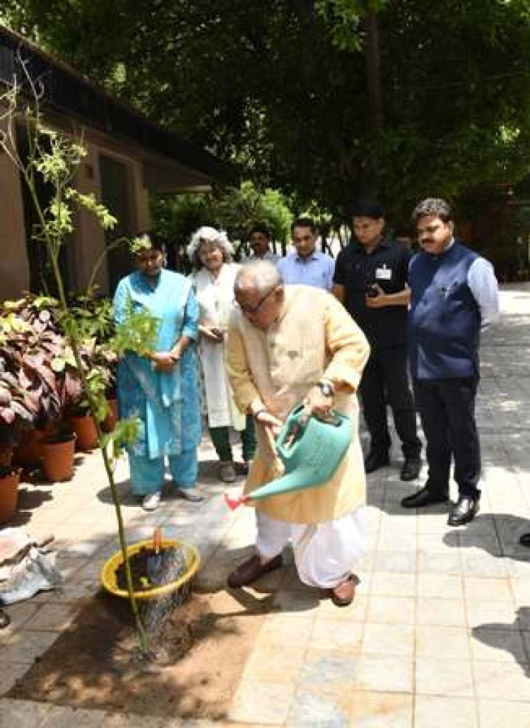 ‘एक पेड़ मां के नाम‘ अभियान: राजभवन में  राज्यपाल मिश्र ने 51 पौधे लगाए गए