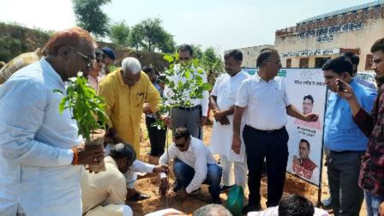 जिला प्रभारी मंत्री ने खेल संकुल में 'एक पेड़ माँ के नाम' अभियान के तहत किया पौधारोपण