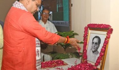 CM भजनलाल राजस्थान विधानसभा के पूर्व अध्यक्ष हरिशंकर भाभड़ा की जयंती पर पुष्पांजलि अर्पित करते हुए