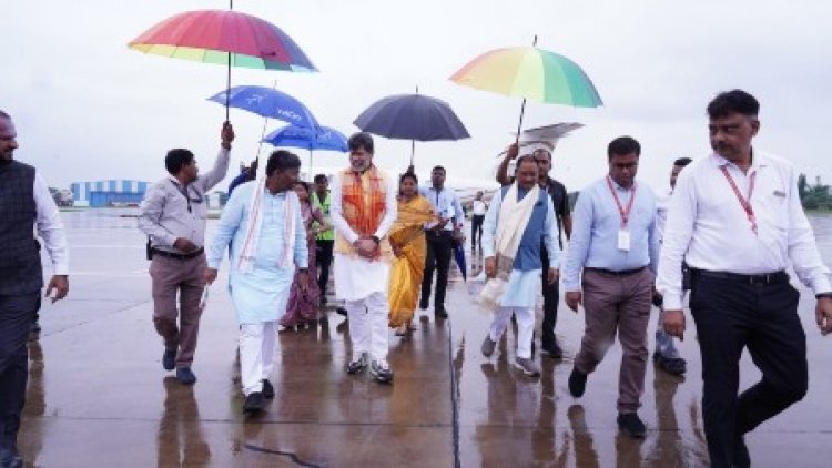 मुख्यमंत्री विष्णुदेव साय का एयरपोर्ट में किया गया आत्मीय स्वागत