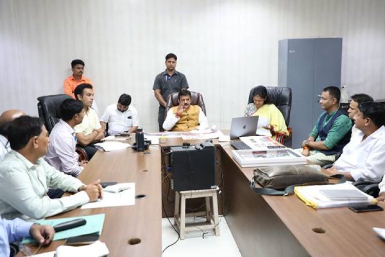 उप मुख्यमंत्री शुक्ल ने बेला-सिलपरा मार्ग के निर्माण कार्य मे गति लाने के दिए निर्देश