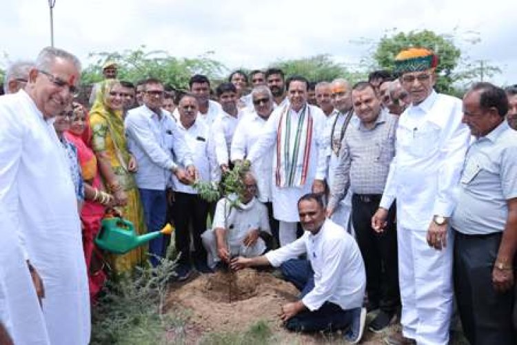 संसदीय कार्य एवं न्याय मंत्री ने वृक्षारोपण कर दिया प्रकृति प्रेम और पर्यावरण संरक्षण का संदेश