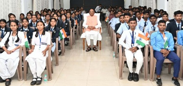 हवाई यात्रा कर रायपुर पहुंचे बीजापुर के मेधावी विद्यार्थियों में आसमान छूने का हौसला