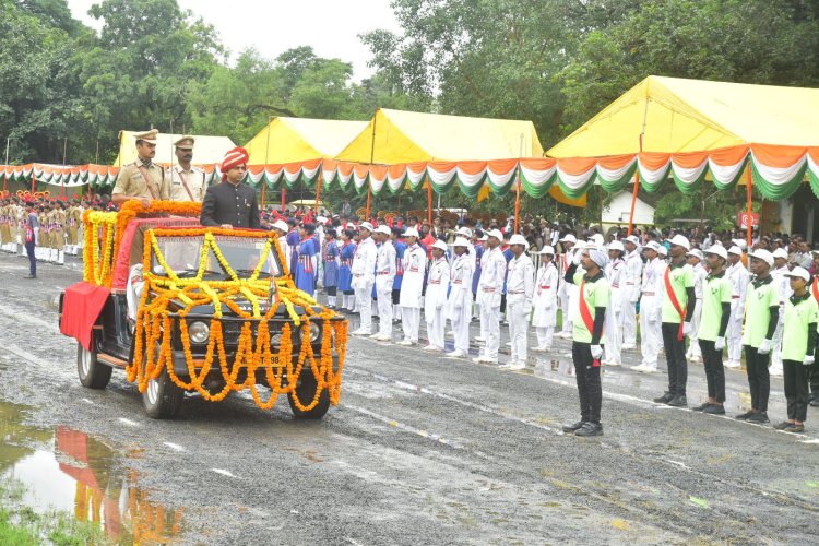 कलेक्टर सोमेश मिश्रा ने स्वतंत्रता दिवस के अवसर पर ध्वजारोहण कर ली परेड की सलामी 