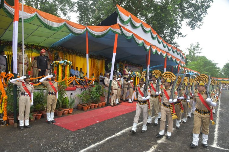 कलेक्टर सोमेश मिश्रा ने स्वतंत्रता दिवस के अवसर पर ध्वजारोहण कर ली परेड की सलामी 