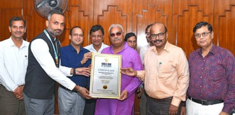 'एक पेड़ माँ के नाम' अभियान के तहत सघन पौधारोपण कर बनाया विश्व रिकॉर्ड