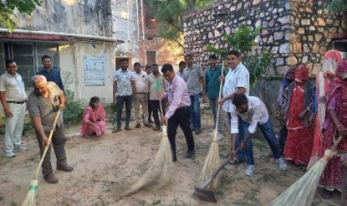 जिला कलक्टर के निर्देश पर अधिकारियों एवं कर्मचारियों का सफाई अभियान