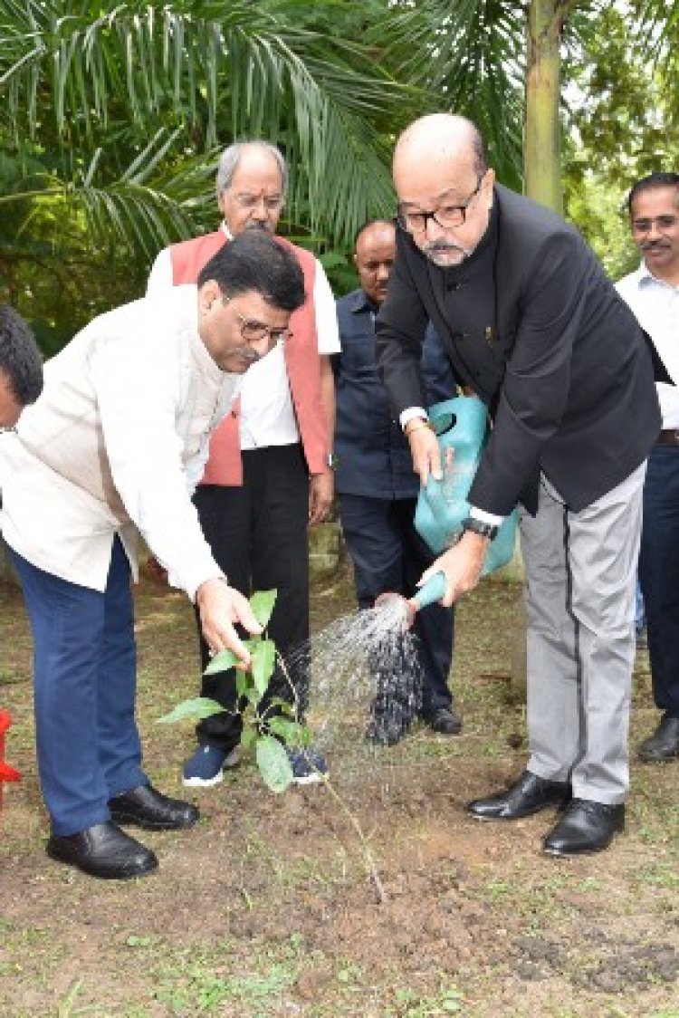 विश्वविद्यालय को गौरव दिलाने कड़ी मेहनत करें: राज्यपाल रमेन डेका