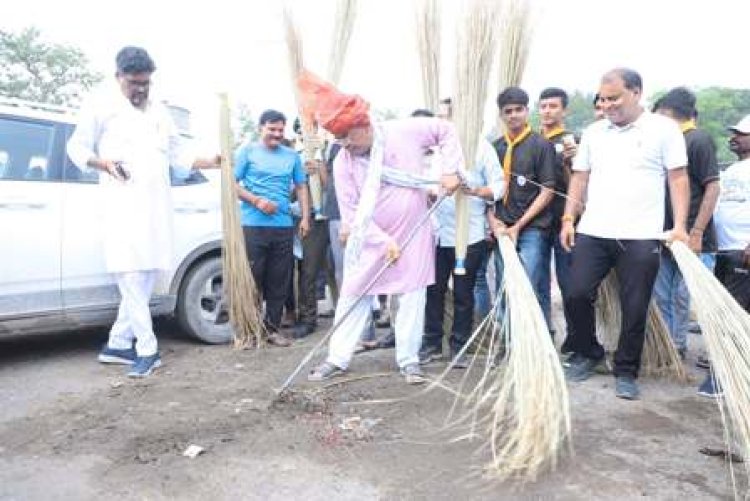 शिक्षा मंत्री मदन दिलावर ने लगाई झाड़ू, स्वच्छता की दिलाई शपथ
