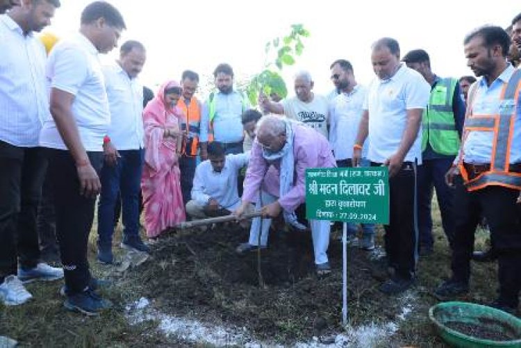 'एक पेड़ मां के नाम' अभियान के तहत लगाया पौधा
