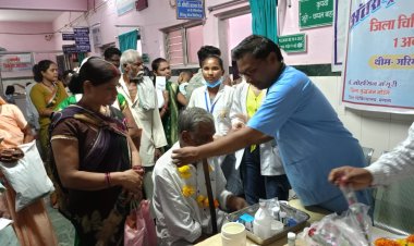 वृद्धजन दिवस पर जिला चिकित्सालय में वृद्धों का हुआ स्वास्थ्य परिक्षण व उपचार, वितरित की गई स्टिक