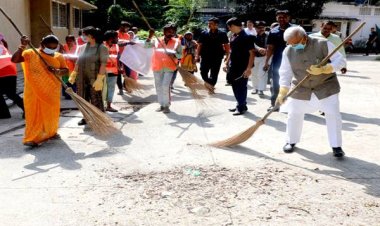 राज्यपाल पटेल ने झाड़ू लगाकर दिया स्वच्छता का संदेश