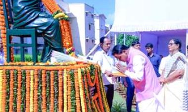 ଗୋପବନ୍ଧୁଙ୍କ ପ୍ରତିମୂର୍ତ୍ତୀରେ ମୁଖ୍ୟମନ୍ତ୍ରୀ ଶ୍ରୀ ମୋହନ ଚରଣ ମାଝୀ ଏବଂ ବାଚସ୍ପତି ଶ୍ରୀମତୀ ସୁରମା ପାଢ଼ୀ ପୁଷ୍ପ ମାଲ୍ୟ ଦେଇ ଶ୍ରଦ୍ଧାଞ୍ଜଳୀ ଅର୍ପଣ କରୁଛନ୍ତି