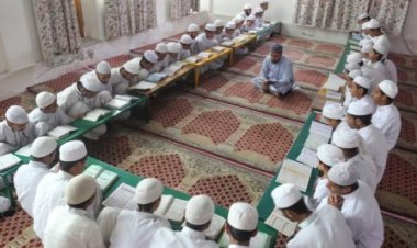 मदरसा बोर्ड बंद करने की सिफारिश, सरकारी फंडिंग भी बंद हो 