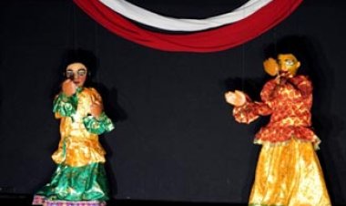 पुतुल समारोह के समापन पर देवी दुर्गा और राजा की जोरासिंह को पुतली शैली में मंचन किया