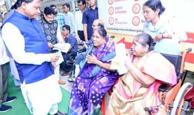 ରାଜ୍ୟ ଅଭିଯୋଗ ପ୍ରକୋଷ୍ଠରେ ମୁଖ୍ୟମନ୍ତ୍ରୀ ଶ୍ରୀ ମୋହନ ଚରଣ ମାଝୀ ଲୋକଙ୍କ ଠାରୁ ଅଭିଯୋଗ ଶୁଣୁଛନ୍ତି