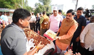 मुख्यमंत्री डॉ. यादव ने सुनील और लकी प्रजापति की दुकान से खरीदे दीपक