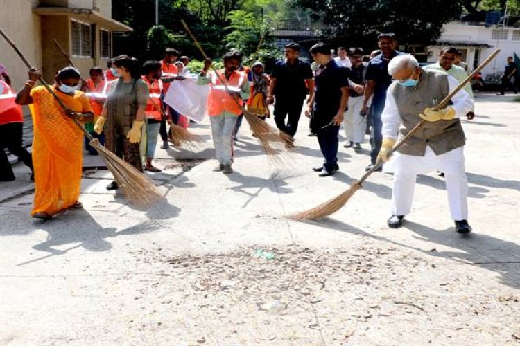 राज्यपाल पटेल ने झाड़ू लगाकर दिया स्वच्छता का संदेश