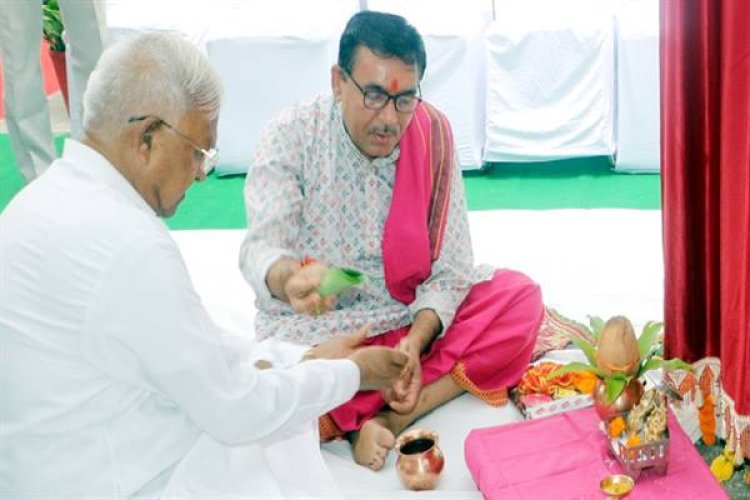 राज्यपाल पटेल ने राजभवन मंदिर पुनर्निर्माण कार्य का किया शिलान्यास