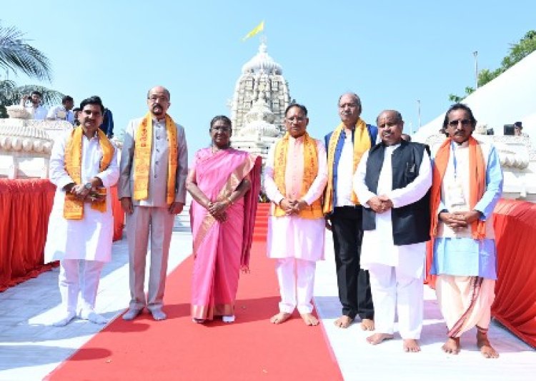 राष्ट्रपति द्रौपदी मुर्मु ने देशवासियों के सुख-समृद्धि और निरंतर प्रगति के लिए आशीर्वाद मांगा