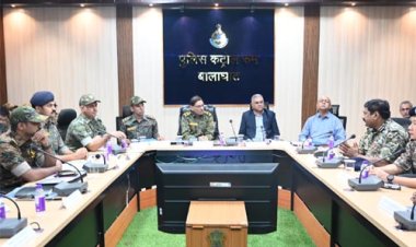 बालाघाट में कुंदुल नक्सल मुठभेड़, मुख्यमंत्री के निर्देश पर घायल जवान का स्वास्थ्य जानने गोंदिया पहुंचे डीजीपी