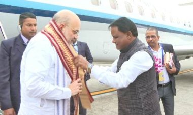 ବିମାନ ବନ୍ଦରରେ ମୁଖ୍ୟମନ୍ତ୍ରୀ ଶ୍ରୀ ମୋହନ ଚରଣ ମାଝୀ କେନ୍ଦ୍ର ସ୍ଵରାଷ୍ଟ୍ର ମନ୍ତ୍ରୀ ଶ୍ରୀ ଅମିତ୍ ଶାହାଙ୍କୁ ସ୍ବାଗତ କରୁଛନ୍ତି