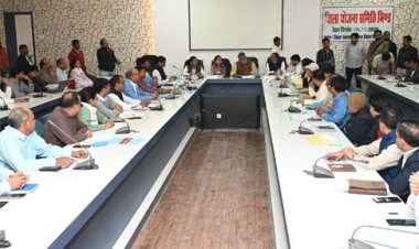जिले में मुक्तिधाम एवं मंदिरों पर कोई अतिक्रमण न हो: मंत्री पटेल