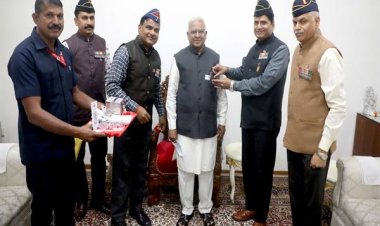 राजभवन में सशस्त्र झंडा दिवस मना, राज्यपाल पटेल को ध्वज लगाया