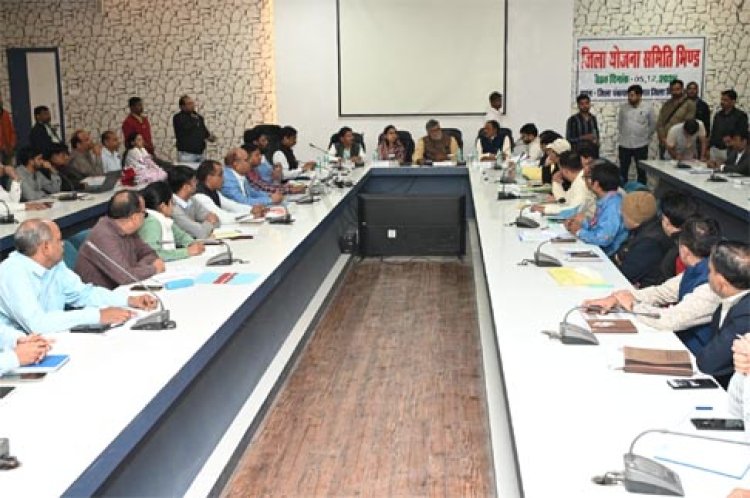 जिले में मुक्तिधाम एवं मंदिरों पर कोई अतिक्रमण न हो: मंत्री पटेल